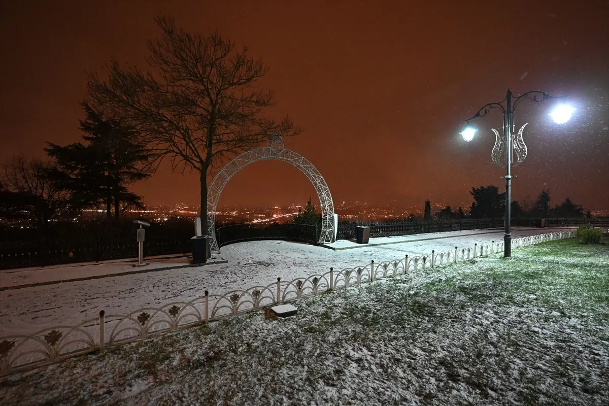 İstanbul’un Yüksek Kesimlerinde Şiddetli Kar Yağışı Şehir Genelinde Etki Yaratıyor