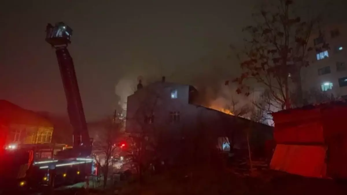 Ümraniye'de 3 Katlı Apartmanda Çıkan Yangın Kontrol Altına Alındı