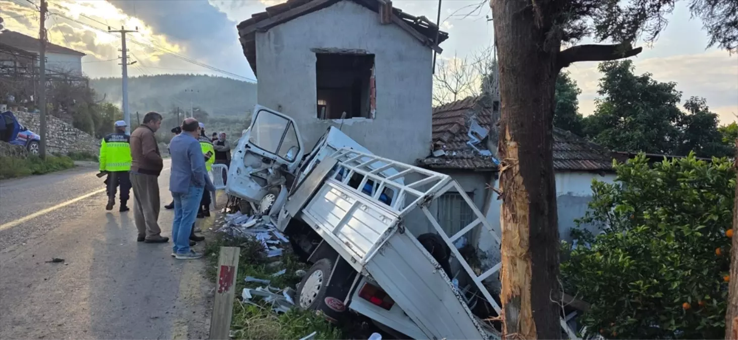 Seydikemer'de Şok Kaza: Kamyonet Evine Çarptı, Sürücü Hayatını Kaybetti