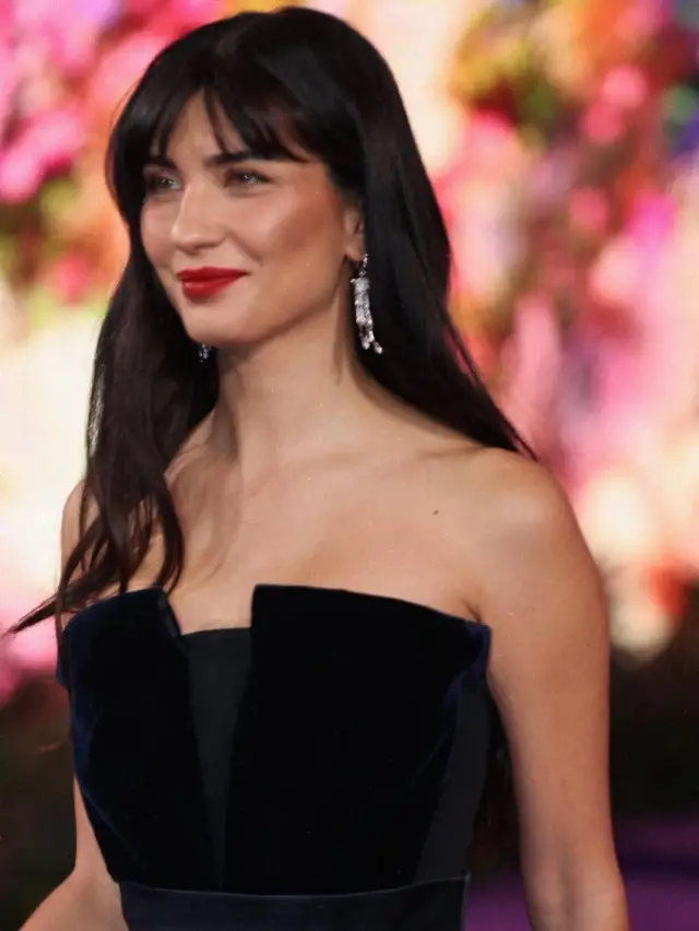 Tuba Büyüküstün kırmızı halıda