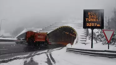 Kar küreme ekipmanları otoyolda çalışıyor