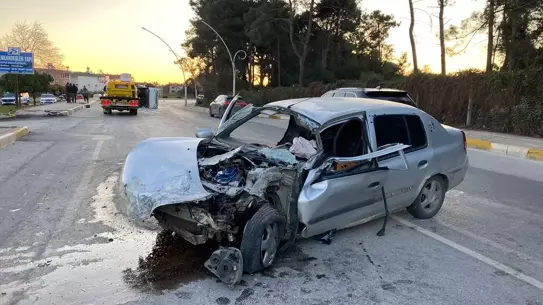 Serik'te Midibüs ve Otomobil Çarpışması: 3 Kişi Yaralandı