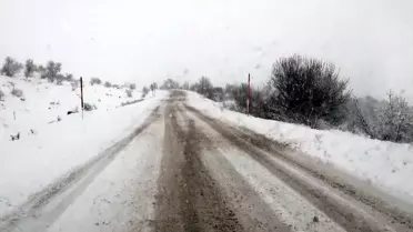 Beypazarı'nda Kar ve Buzla Mücadele: Yol Tuzlamaları Sürücülere Uyarı Getiriyor