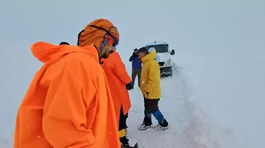 Aydınlar Belediyesi, Süphan Dağı'nda Kilitlenen 16 Dağcıyı Güvenli Bölgeye Çekti