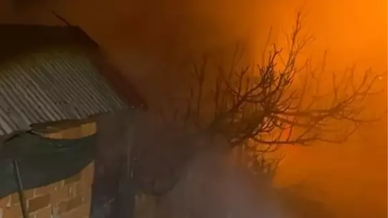 Orhaneli'de Çıkan Yangın İki Evi Zarar Gördü, Yarım Saatte Kontrol Altına Alındı