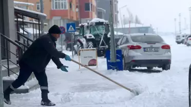 Karla kaplı Doğu Anadolu şehir manzarası