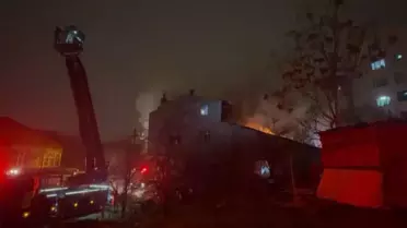 Ümraniye'de 3 Katlı Apartmanda Çıkan Yangın Kontrol Altına Alındı