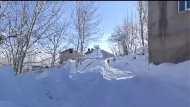 Boybeyi Köyünde Kar Kalınlığı İki Metreyi Aştı, Köylüler Çatılarını Temizliyor