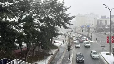 Mardin'de Yoğun Kar Yağışı Şehir Hayatını Yavaşlattı