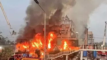 Pakistan’da AVM Yangını: 6 Ölü, 30 Yaralı ve Çöküş Riskiyle Mücadele