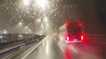 Silivri’de Şiddetli Kar Yağışı Sokakları Beyaza Döndürdü