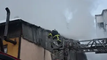 Sivas’ın İnönü Mahallesi’nde Çatı Yangını Kontrol Altına Alındı