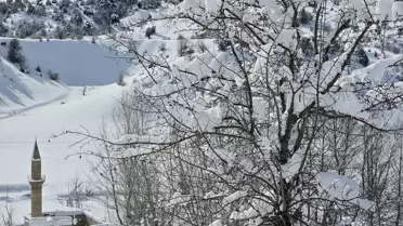 Sivas’ta Pusat-Özen Barajı Buz Tabakasıyla Kaplandı: Kar Kalınlığı 1 Metreyi Aştı