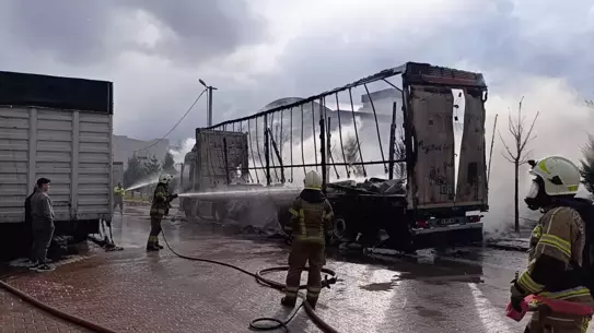 İnegöl'de Park Halindeki TIR'da Yangın: 2. Dorseye Sıçradı