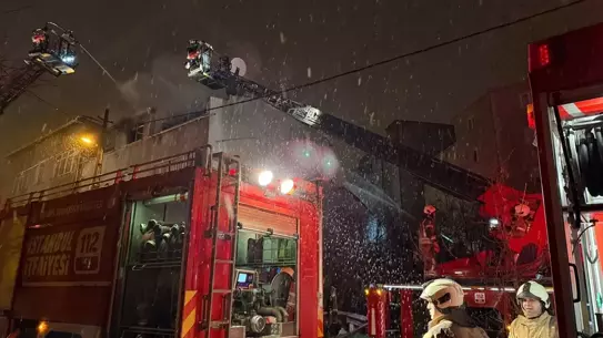 Ümraniye'de Yangın Çıktı: İtfaiye Ekipleri Vatandaşları Zamanında Kurtardı