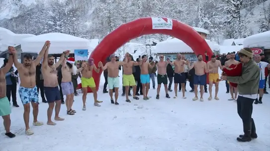 Rize’de Soğuk Sulara Karşı 10. Kış Yüzme Şenliği Coşkusu