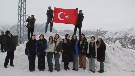 Zara’da Bembeyaz Kar Festivali Coşkusu ve Sıcak İkramlar