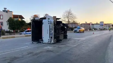 Antalya’nın Serik İlçesinde Otomobil ve Midibüs Çarpıştı: 3 Yaralı