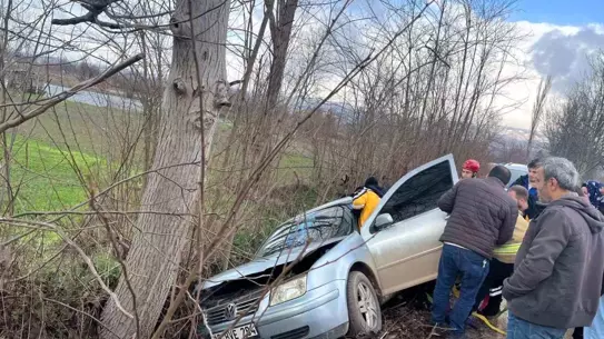 İnegöl'de Kontrolden Çıkan Araç Ağaca Çarparak Tek Taraflı Kazaya Neden Oldu