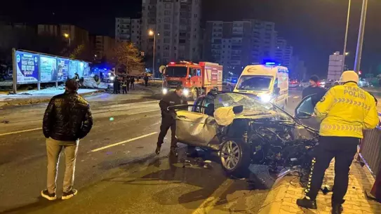 Kayseri Melikgazi'de Zincirleme Trafik Kazası: 3 Yaralı, Bir Araç Alev Aldı
