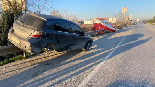 Serik'te İki Araç Çarpıştı: Araç Bariyerin Üzerinde Kaldı, Yaralanan Yok