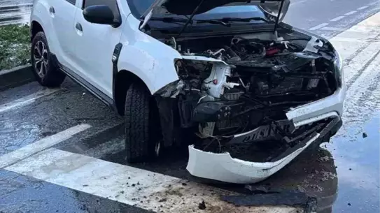 Sakarya'da Kaygan Yol Kazası: 8 Kişi Hafif Yaralanmadan Kurtuldu