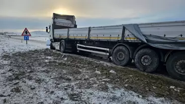 Yozgat'ta iki otomobil ve tır çarpıştı: 3 yaralı