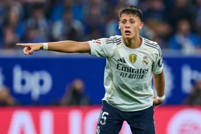 Arda Güler top sürerken