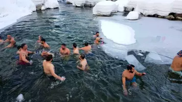 Rize'de 10. Kış Yüzme Şenliği Soğuk Sulara Renk Katıyor