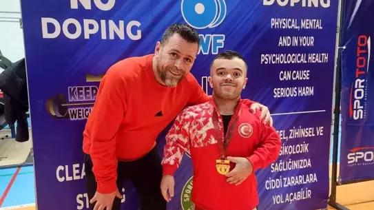 Kayserili Halterci Çağdaş Kaya, 59 kg Kategorisinde 165 kg Kaldırarak Türkiye Şampiyonu Oldu