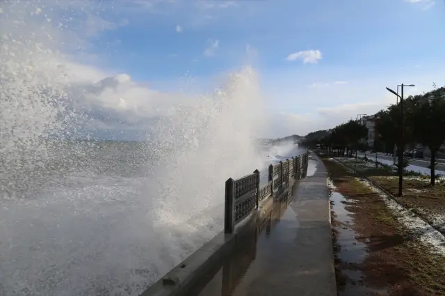 Kıyı yolunda oluşan çöküntü ve yıpranan duvar