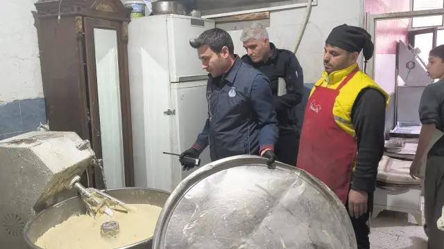 Fırın çalışanları görüntüyü izliyor