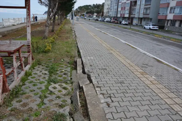 Kıyı yolunda yıpranan park alanı