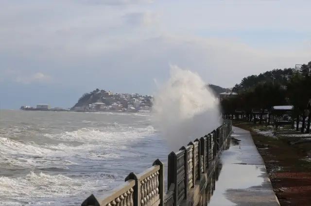 Evlerin önünde yükselen dalga etkisi