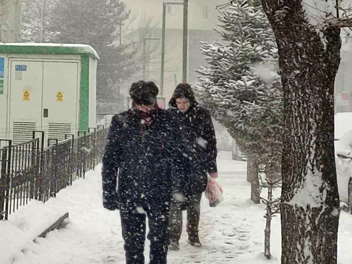 Ardahan’da Şiddetli Kar Yağışı 45 Köy Yolunu Kapattı, Yetkililer Açma Çalışmalarına Başladı