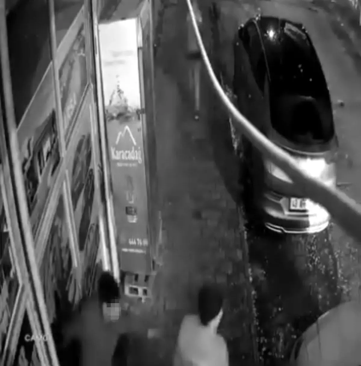 Siverek’te Şaka Geri Tepki Aldı: Cam Kırıldı, Genç Düşerek Yaralandı