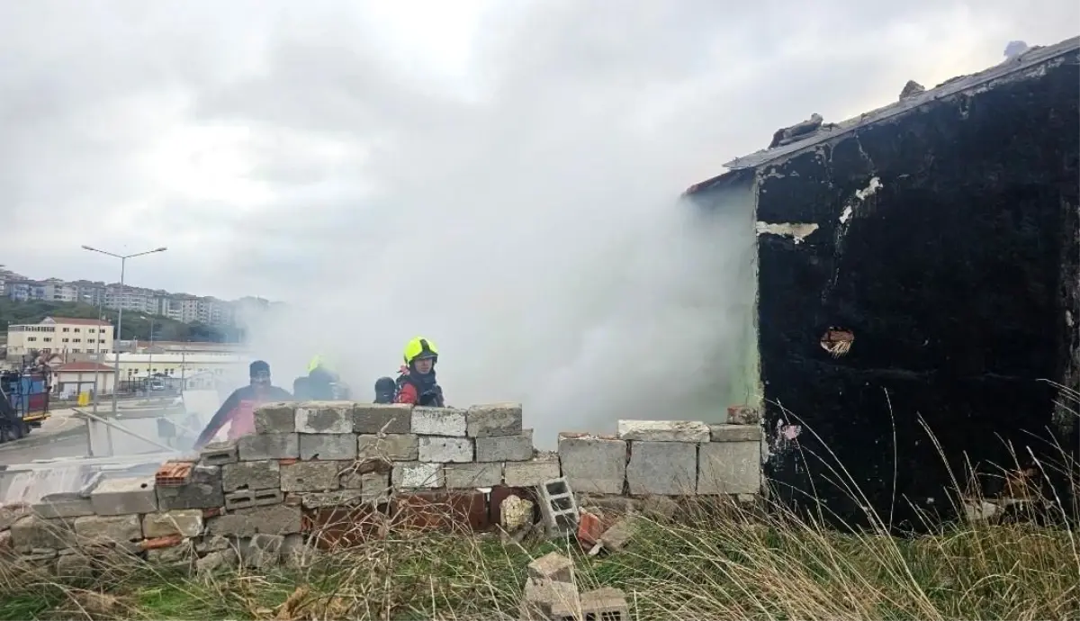 Bandırma’da Metrük Bina Sobası Kıvılcımlarıyla Alev Aldı, Bir Kişi Dumanla Hastalandı