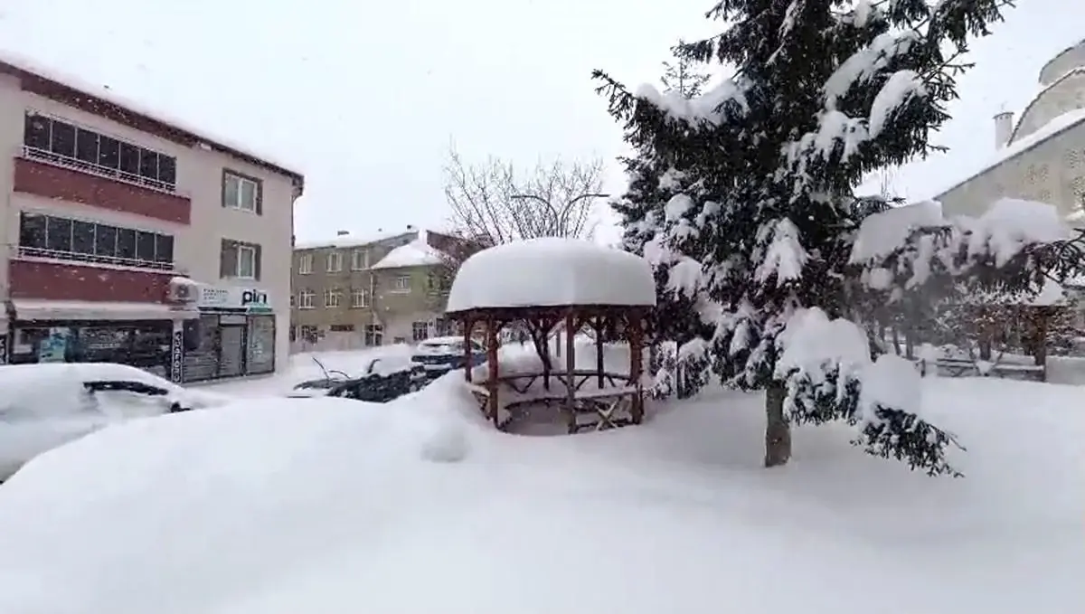 Başçiftlik’te 1 Metrelik Kar Tabakası Şehir Hayatını Durdurdu