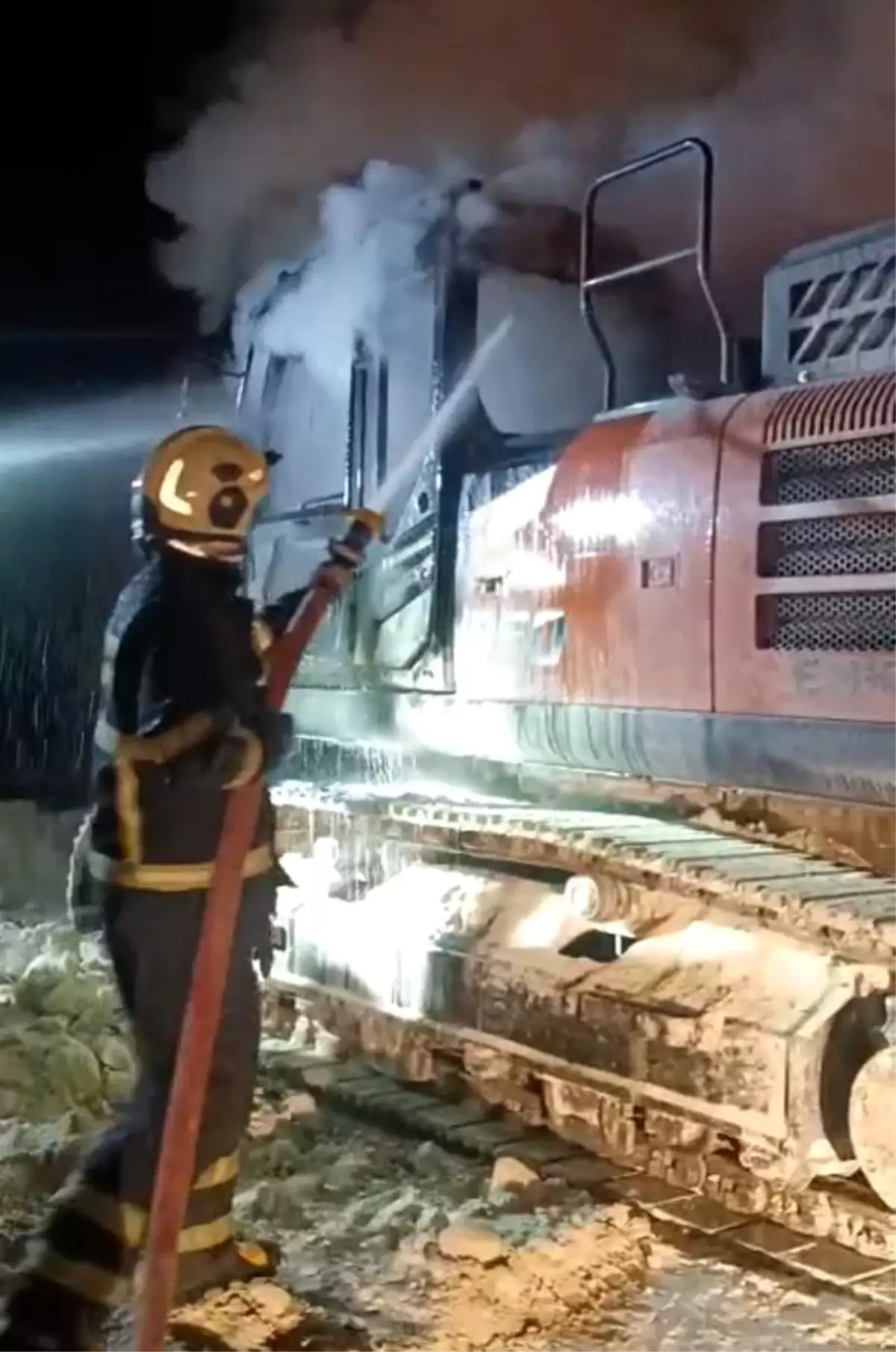 Batman’ın Oymataş Köyünde İş Makinesi Yangını Kontrol Altına Alındı