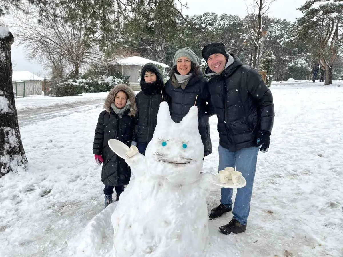 Çamlıca Tepesi'nde Kış Rüyası: Çocuklar Kartopu Savaşıyla Coştu