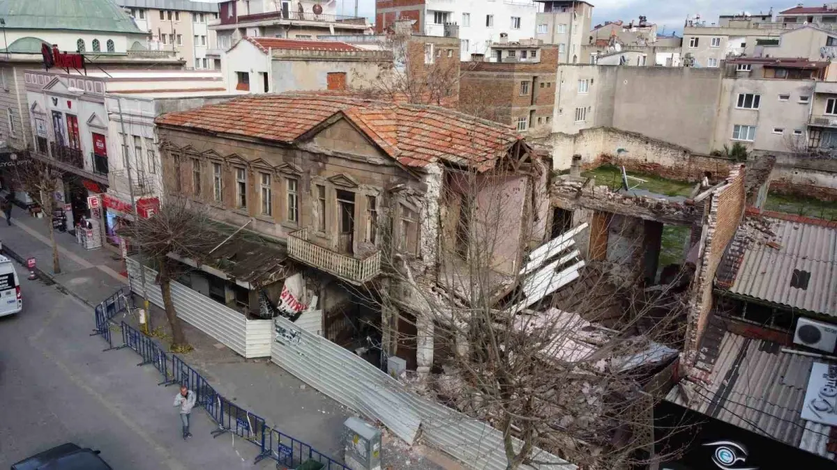 Edremit'te Tarihi Otel Çöküşü: Aşırı Yağışların Yaratıcı Etkisi