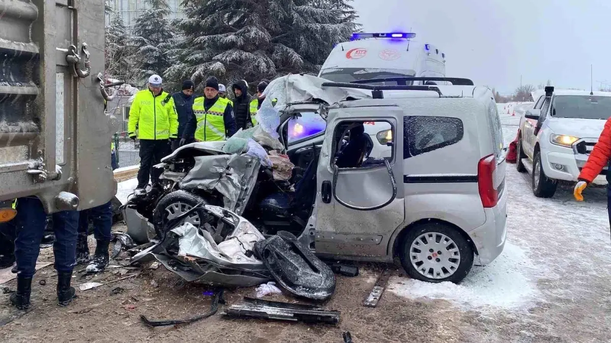 Elazığ’da Buzlu Yolda Kontrol Kaybı: Çift Hayatını Kaybetti