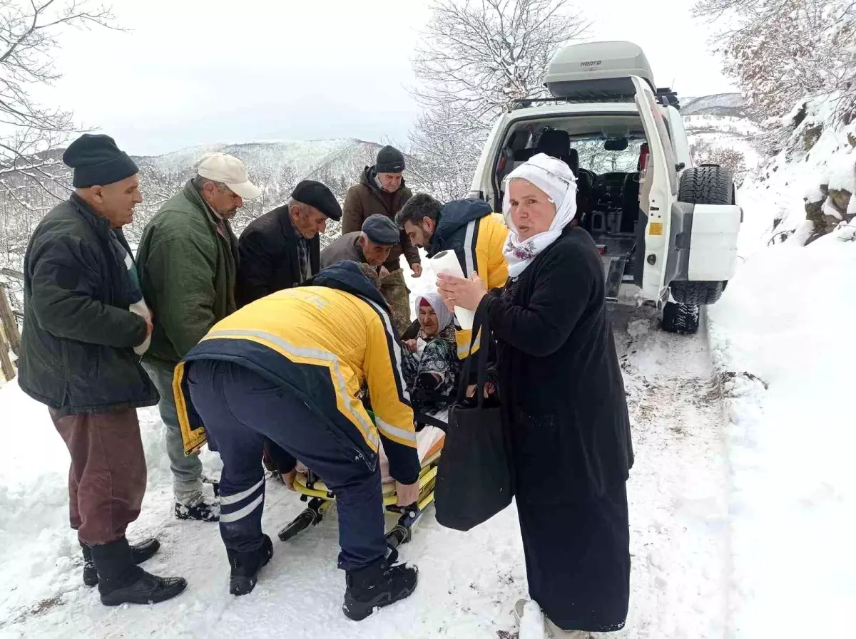 Erbaa’da Karla Kaplı Yolda 90 Yaşındaki Hastaya Hızlı Ambulans Müdahalesi