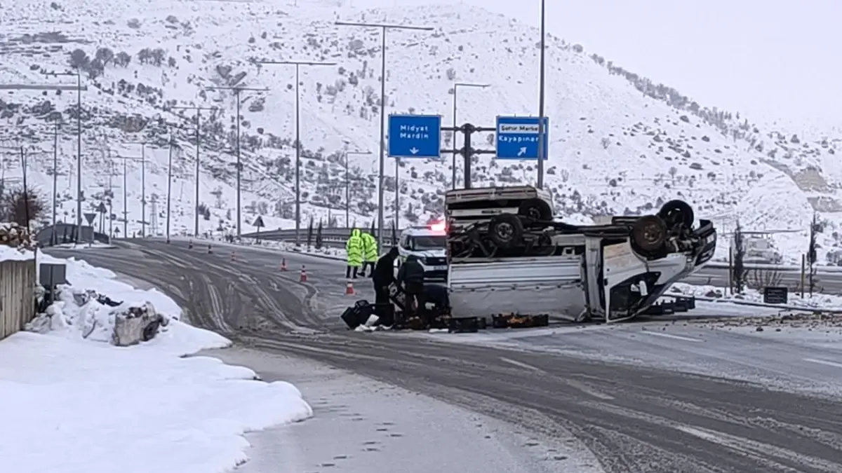 Gercüş’te Meyve Yüklü Kamyonet Kontrolden Çıktı, Devrildi