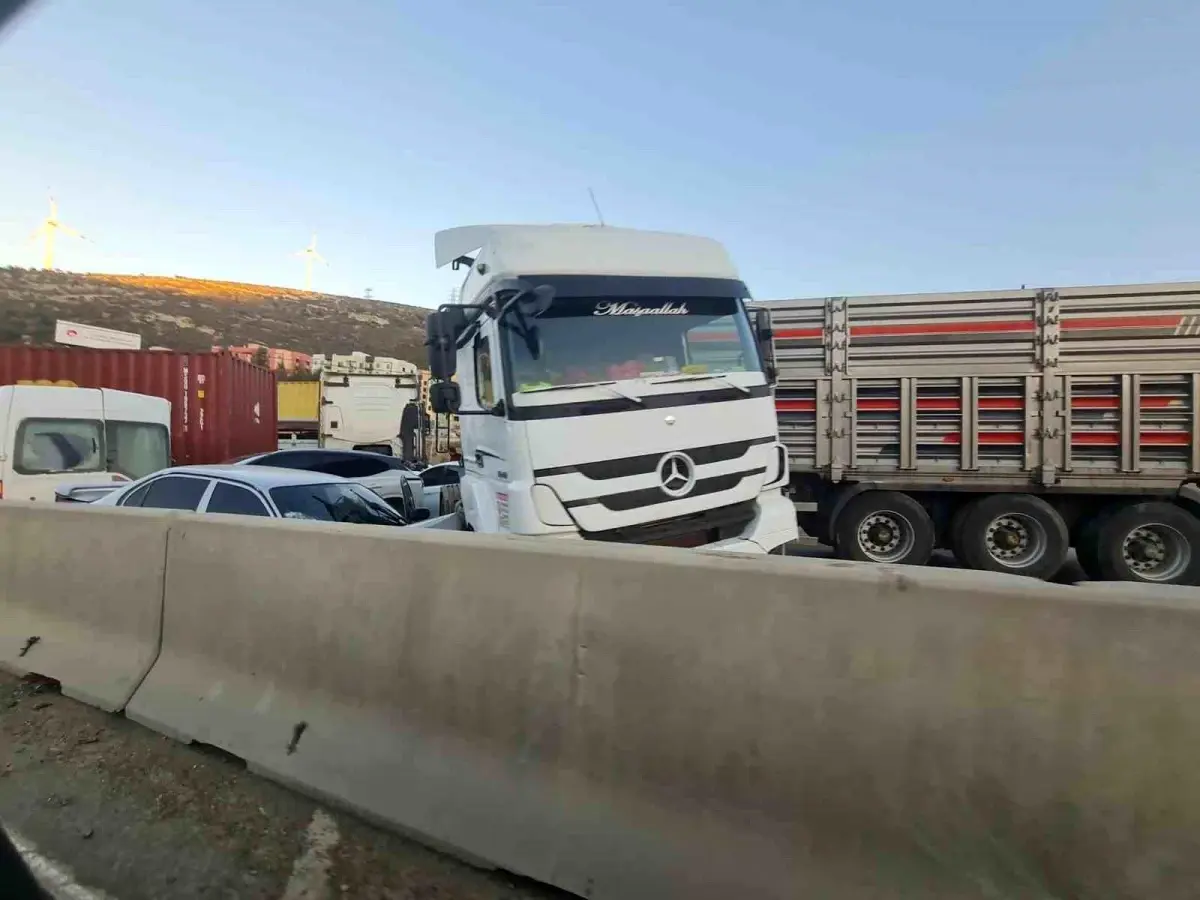 Hatay’da Buzlu Yollarda Zincirleme Trafik Kazası: 12 Araç Çarpıştı, 11 Yaralı