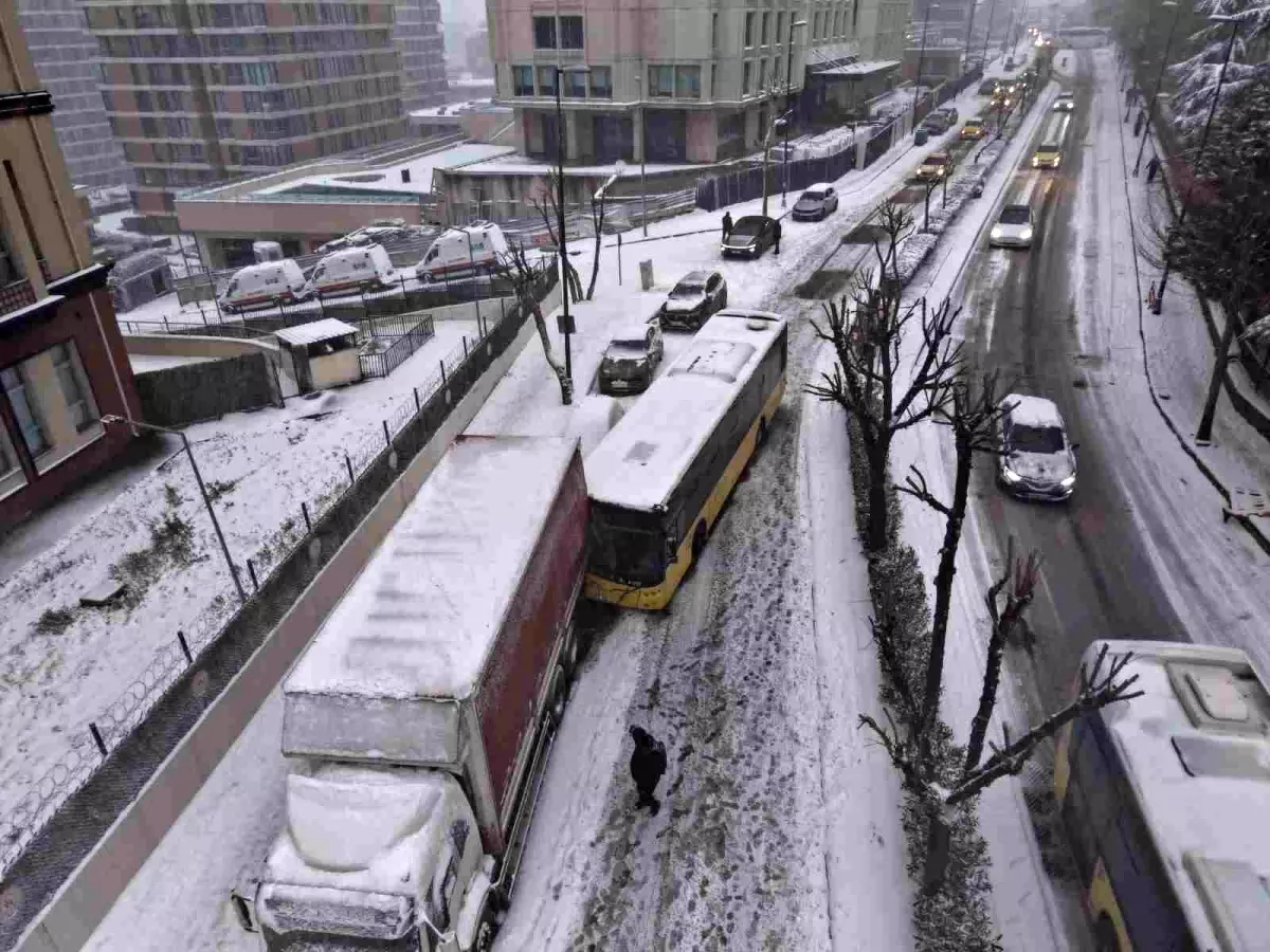 İstanbul’da Kar Yağışı: İETT Otobüsü Bahçelievler’de Kamyona Çarptı