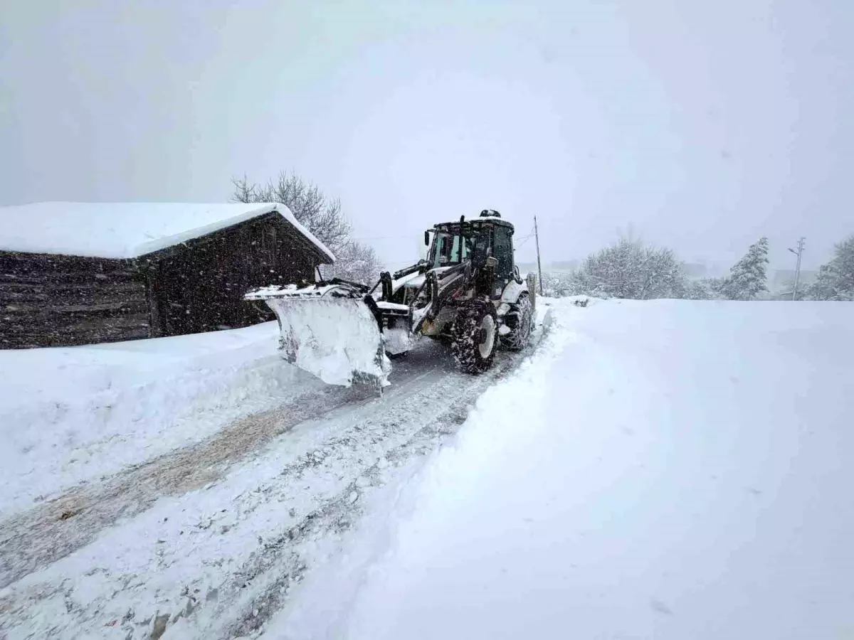 Karabük’te Kar Yağışı Sonrası 30 Köy Yolu Yeniden Açıldı
