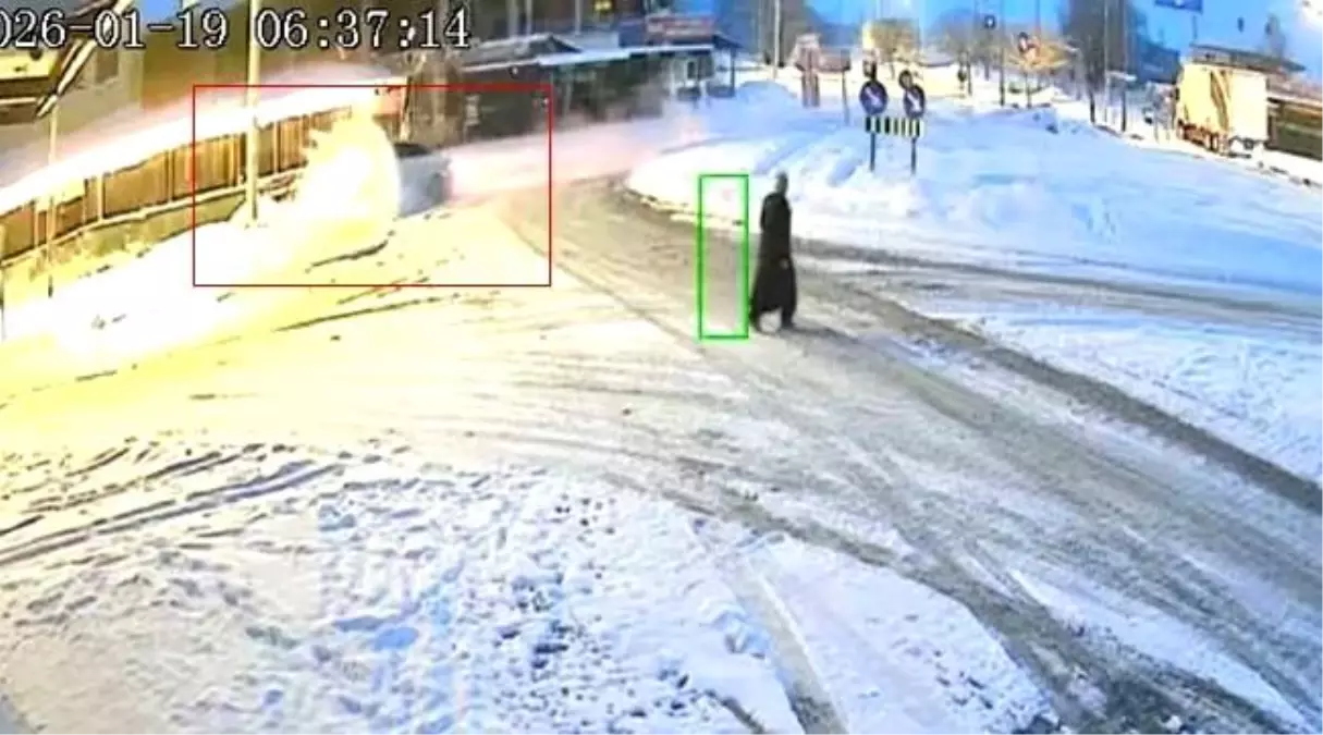 Elazığ’da Kontrolsüz Araç Refüje Çıktı: Görüntüler Kamuoyu ile Paylaşıldı