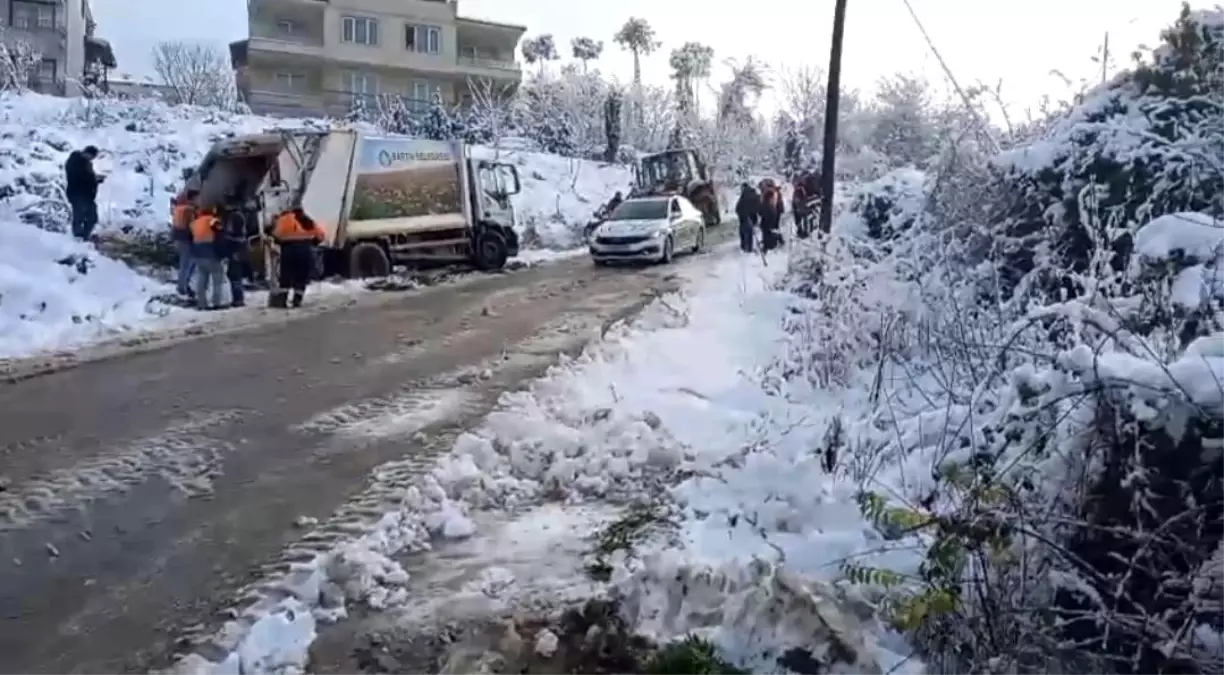 Bartın’da Karla Kaplı Yolda Çöp Kamyonu Kaydı, İşçi Hastaneye Kaldırıldı
