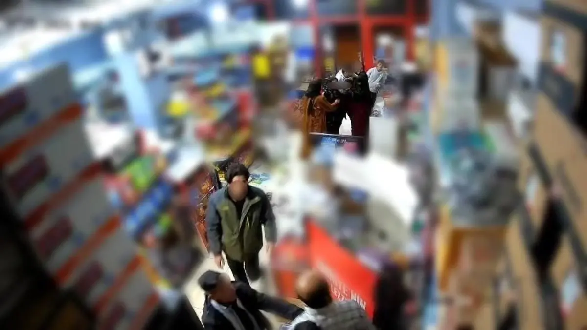 Adana’da Markette Kardeş İddialı Kavga Görüntülendi